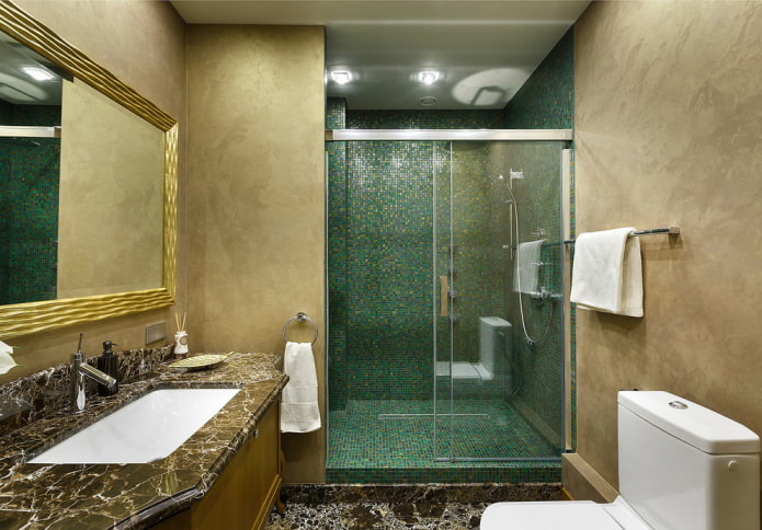 mozaika v sprchovacej kabíne v interiéri kúpeľne