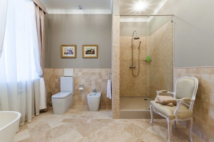 mozaika ve sprchové kabině v interiéru koupelny