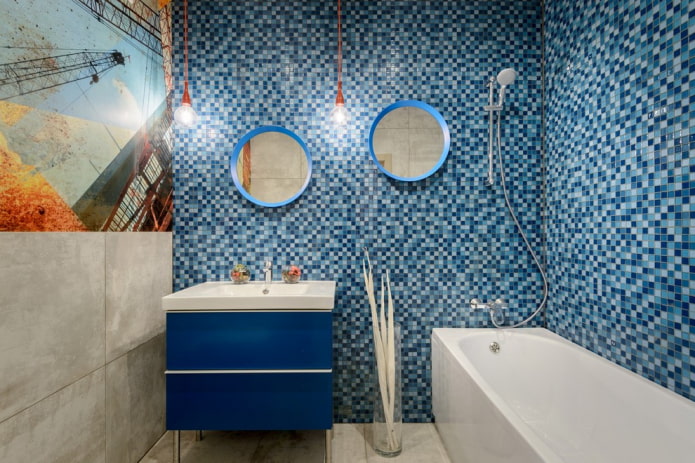 blå mosaikk på innsiden av badet