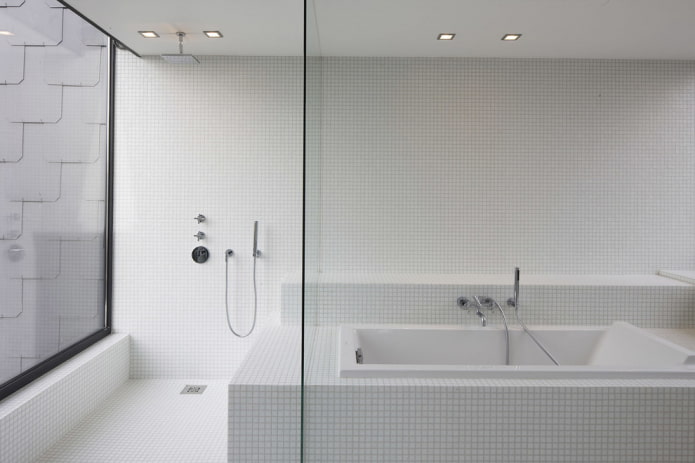 biela mozaika v interiéri kúpeľne