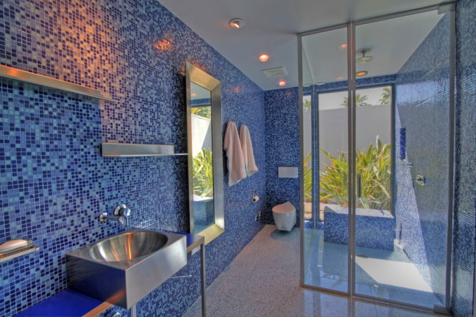 zila mozaīka vannas istabas interjerā