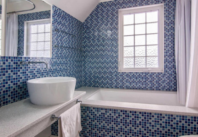 mėlyna mozaika vonios kambario interjere