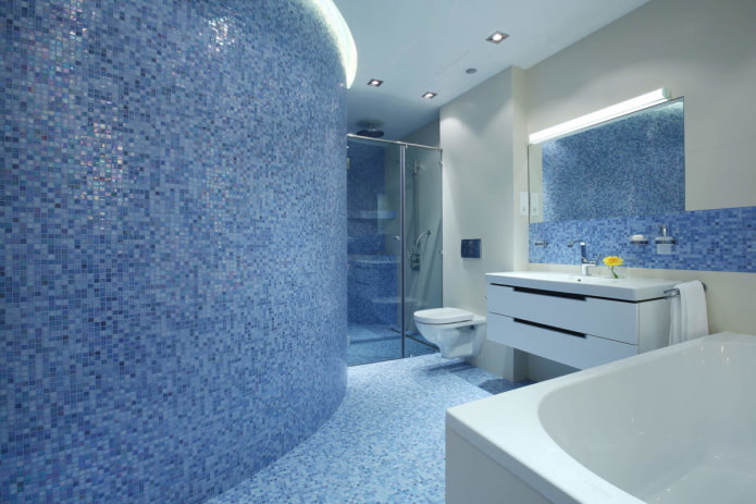mosaico blu all'interno del bagno