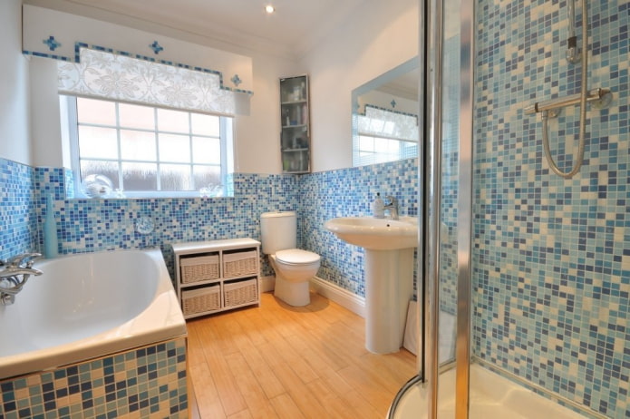 mėlyna mozaika vonios kambario interjere