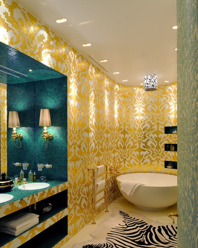 gylden mosaik i det indre af badeværelset