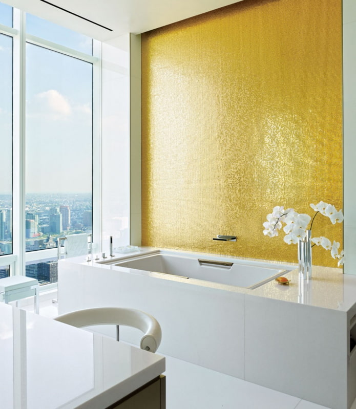 gylden mosaik i det indre af badeværelset