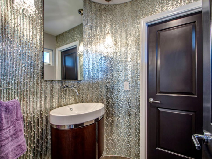 strieborná mozaika v interiéri kúpeľne