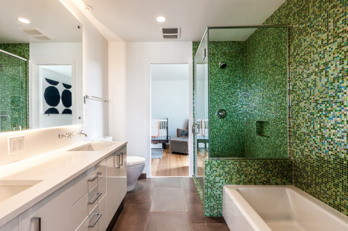 zaļa mozaīka vannas istabas interjerā