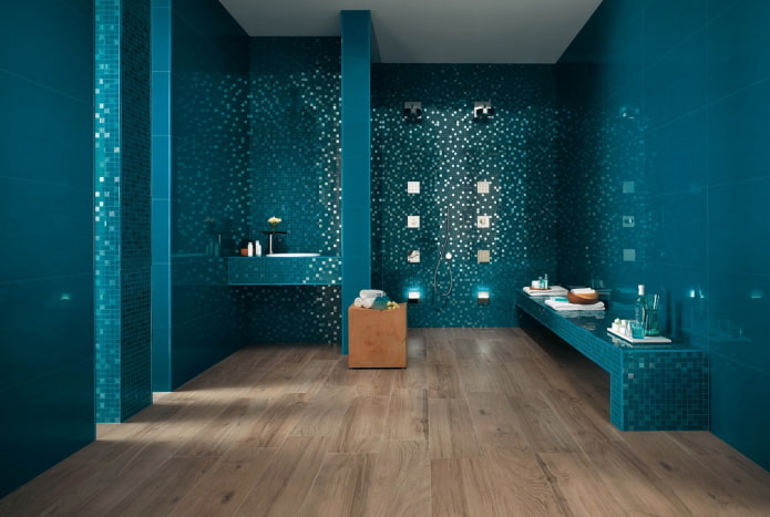 türkizkék mozaik a fürdőszoba belső részén