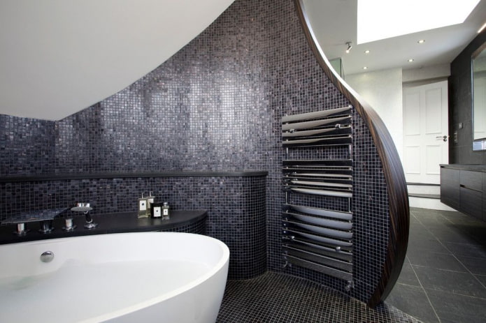 mosaico preto no interior do banheiro