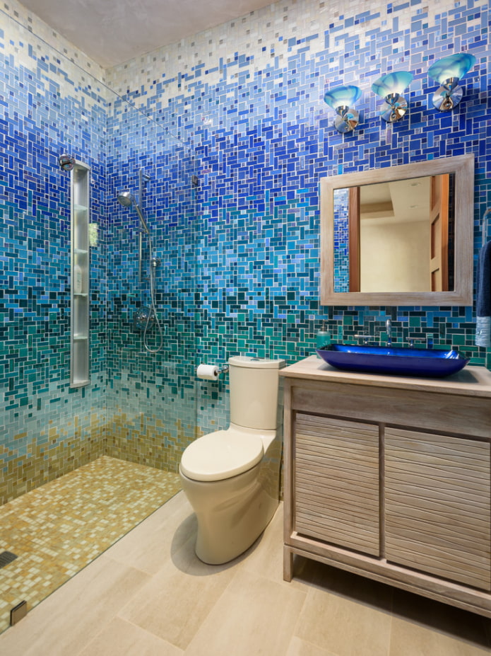 мозайка по стените в интериора на банята