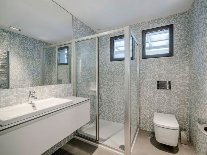firkantet mosaik i det indre af badeværelset