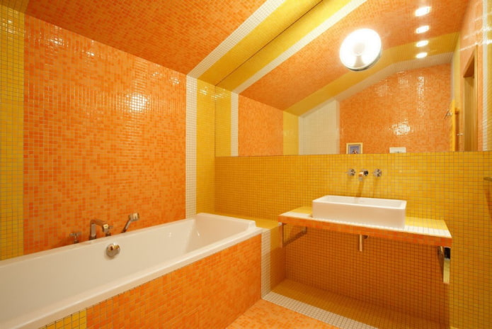 dažādu krāsu kombinācija vannas istabā