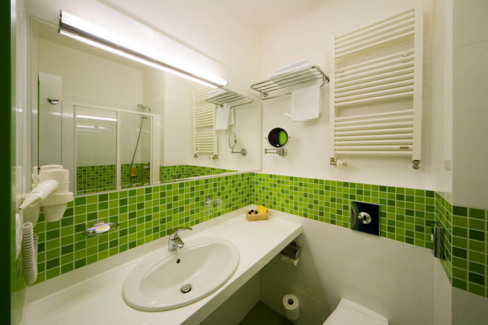 lineaarinen mosaiikki kylpyhuoneen sisätiloissa