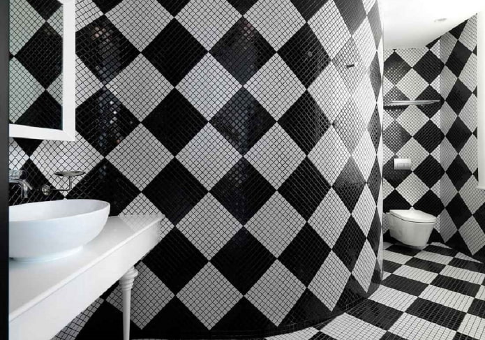 mozaika šachovnice v interiéru koupelny