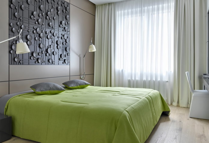 giường với trải giường màu xanh lá cây trong phòng ngủ