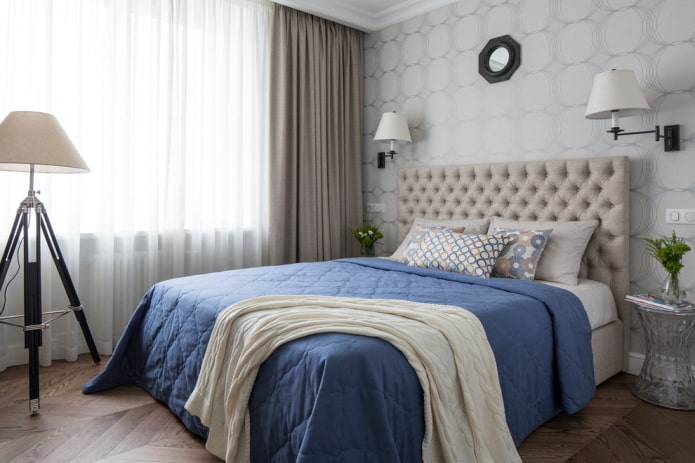 säng med blå sängäcke i sovrummet