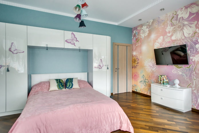 dospívající postel s přehozy v pokoji pro dívku