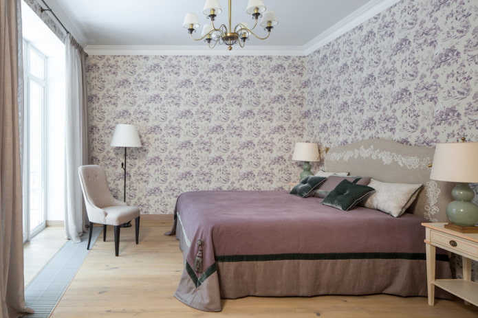 lit avec couvre-lit lilas dans la chambre