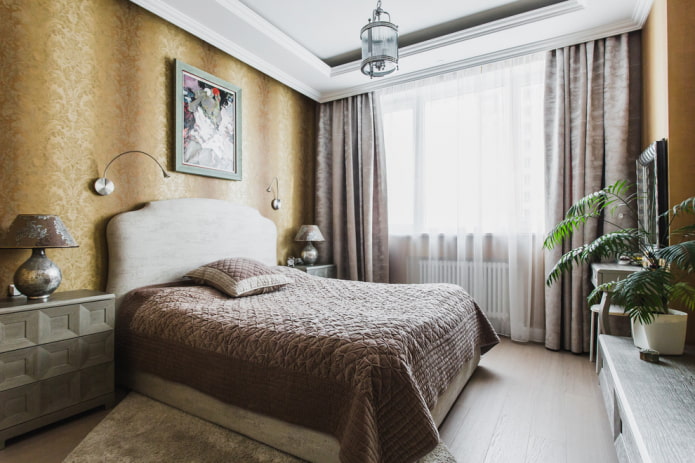 lit avec couvre-lit marron dans la chambre