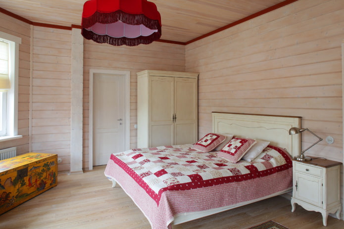 ágy egy ágytakaróval, a hálószoba patchwork stílusában