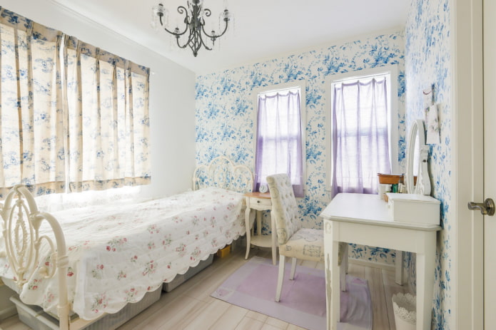 Bett mit Provence Tagesdecke