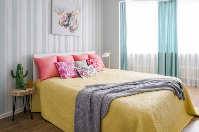 ágy egy sárga ágytakaróval a hálószobában