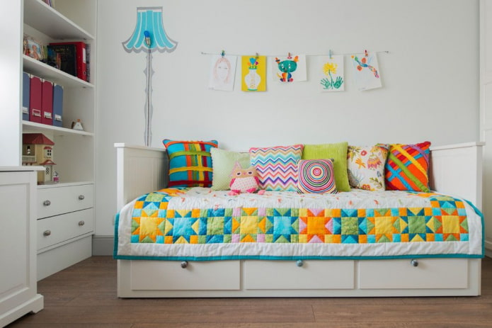 lit enfant avec couvre-lit à l'intérieur