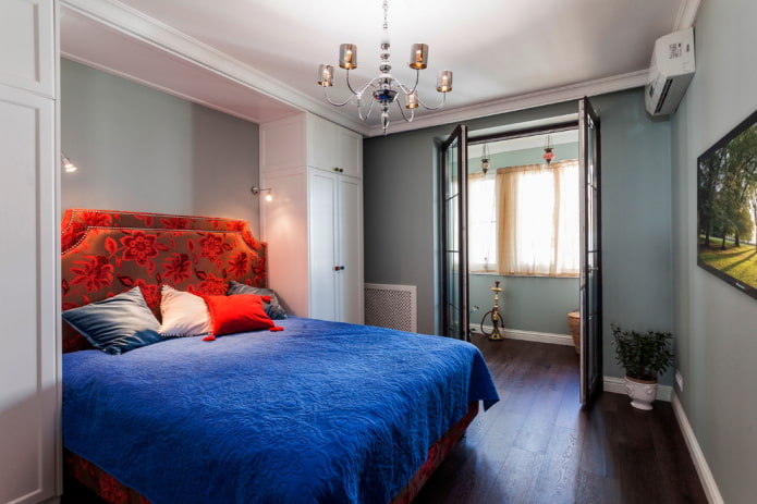 katil dengan seprai biru di bilik tidur