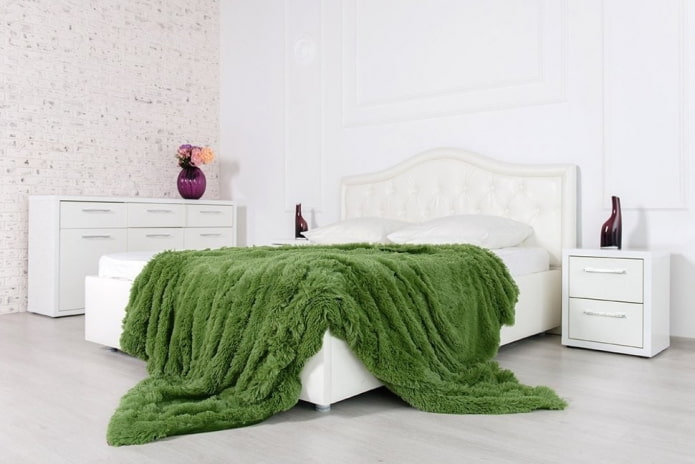 เตียงกับหญ้าผ้าคลุมเตียงในห้องนอน