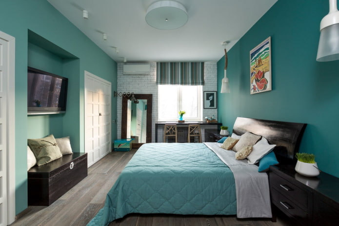 lit avec un couvre-lit turquoise dans la chambre