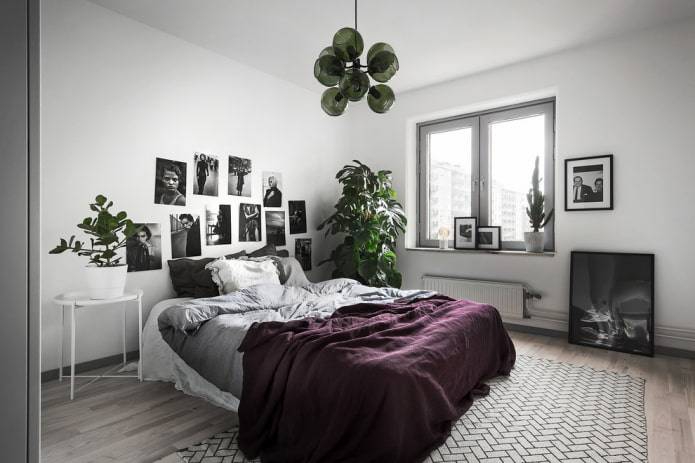 lit avec couvre-lit violet dans la chambre