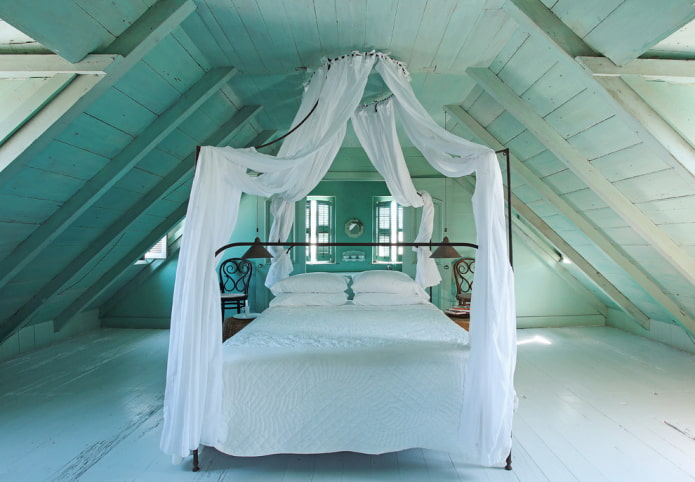חדר שינה בצבע טורקיז עם חופה