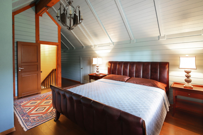 dvojitá kožená postel v interiéru