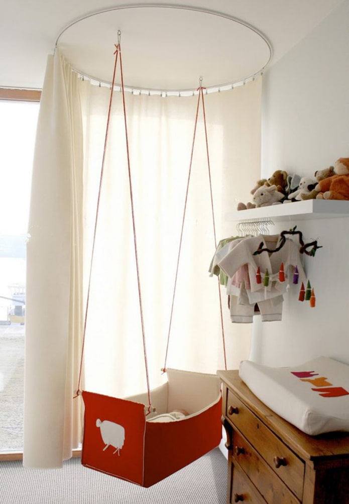 hängendes Bett im Kinderzimmer