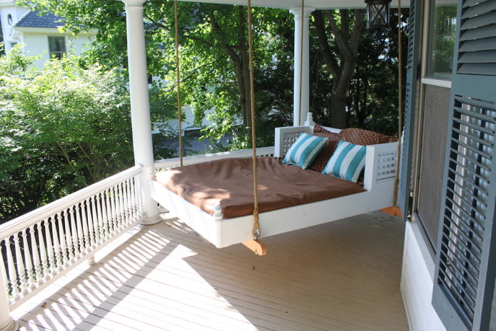 hängande säng på verandan