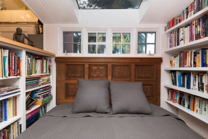 giường được bao quanh bởi những cuốn sách