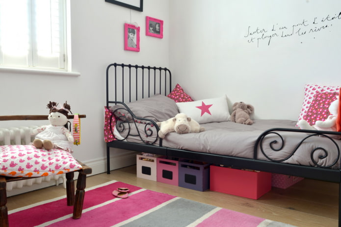 מיטה עם אלמנטים מזויפים בפנים חדר הילדים