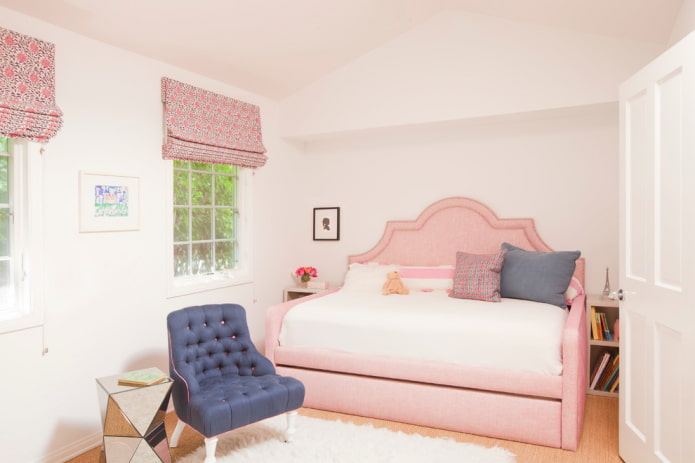 rosa säng i barnkammaren