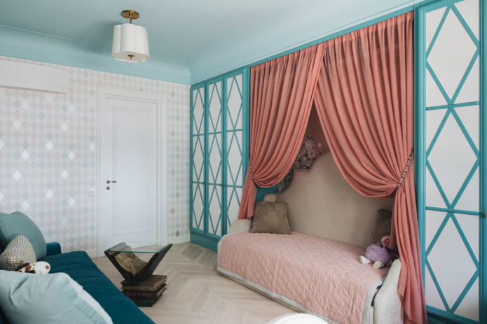 interior azul-rosa de una habitación infantil