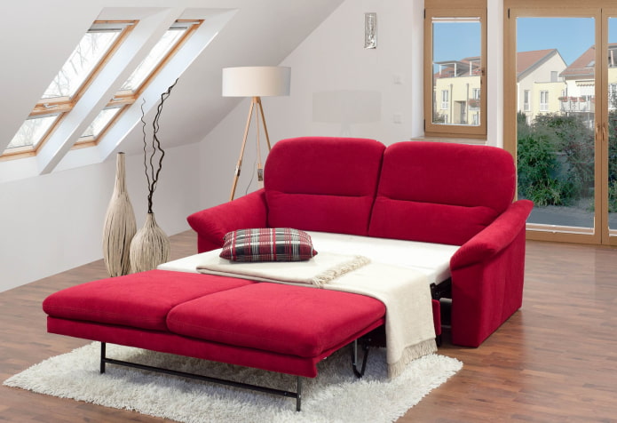 sofá dobrável vermelho no interior