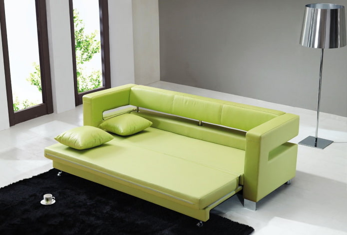sofa lipat hijau di pedalaman
