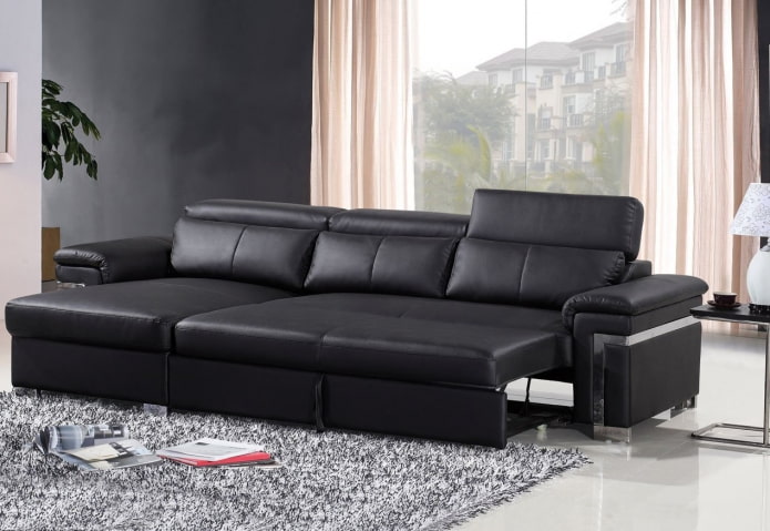 svart hopfällbar soffa i interiören