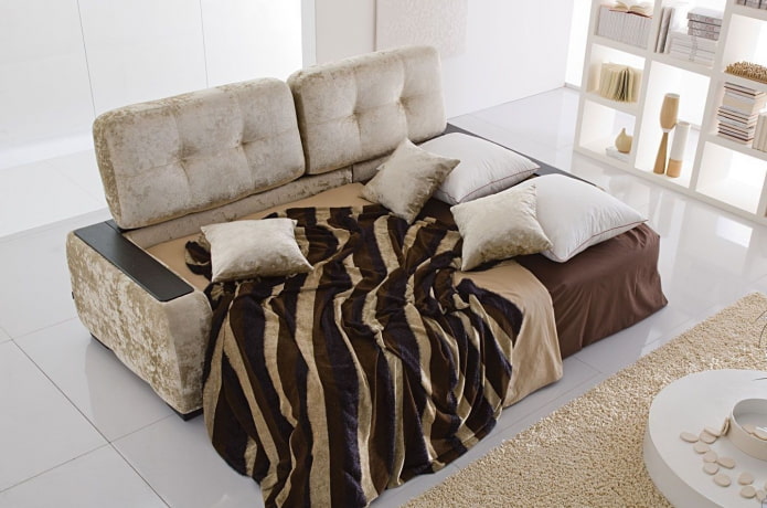 sofá plegable de color beige en el interior