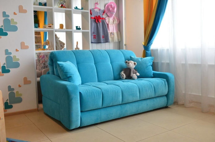 canapea pliabilă în camera copiilor