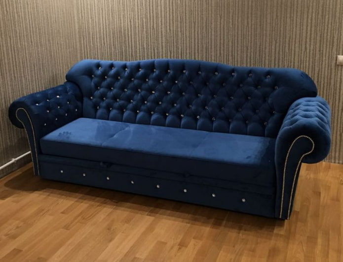 sofa lipat dengan rhinestones di pedalaman