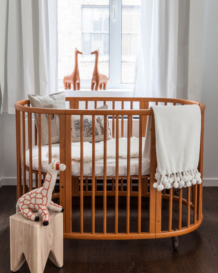 ovalni krevetić za bebu u unutrašnjosti