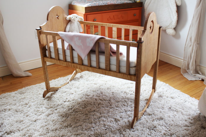 houpací postel pro novorozence v interiéru