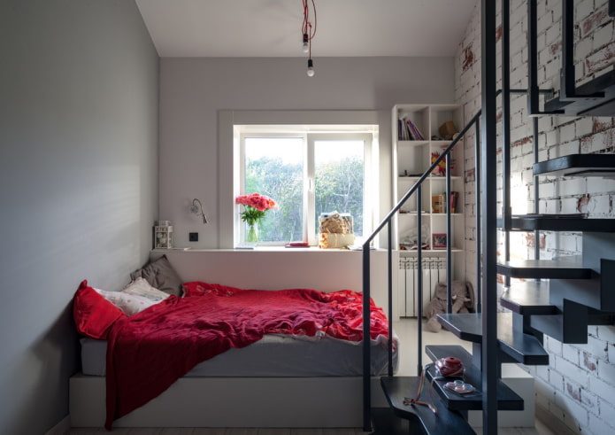 katil di sebuah apartmen dua tingkat kecil