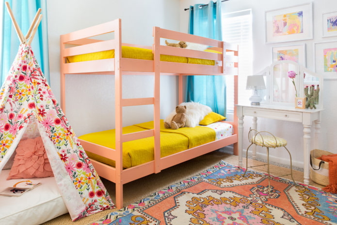piętrowe różowe łóżko w pokoju dziecinnym